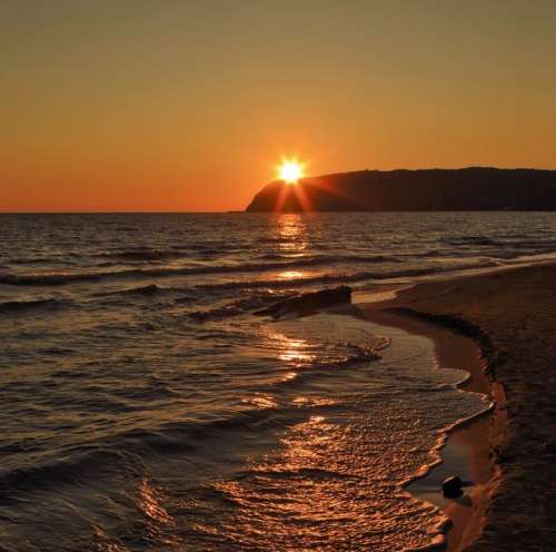 اهنگ هرجا که پشت تو بد میگن دیونه میشم و رد میدم هرچی عشق تو بیشتر میشه