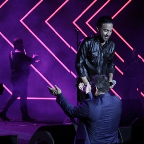 احمد سلو از خودم عکس میگیرم خودم خودمو بغل میگیرم