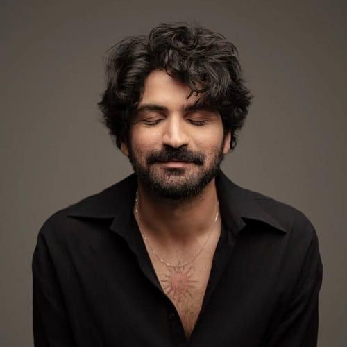 دانلود آهنگ زیبا عرفان طهماسبی به نام تنهای تنها در اوج دردم تنهای تنها با شب چه کردم