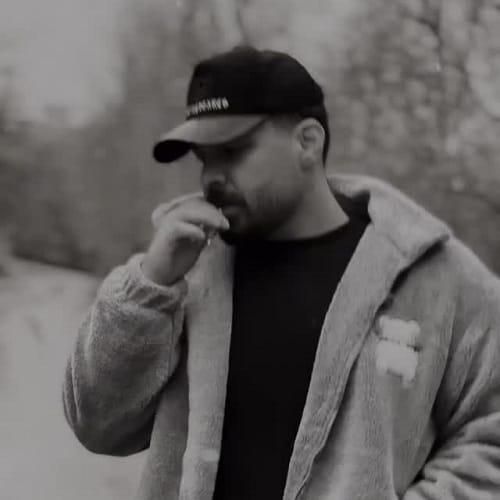 شاهان دیگه نمیشم آدم قبلی نمونده برام دیگه قلبی